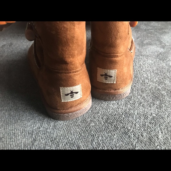 Size 8 brown willowbee boots toggle side. - Picture 2 of 4